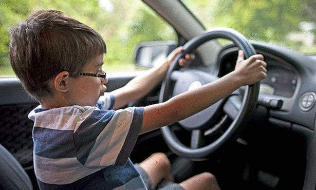 طفل يقود سيارة بمفرده في أستراليا