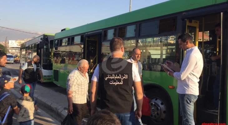 النشرة: دخول 15 حافلة عبر المكصنع لتأمين عودة 960 نازحا سوريا