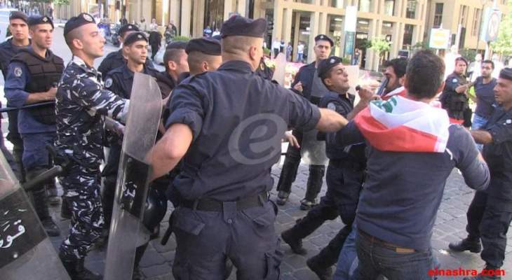 القوى الامنية تعتقل احد المعتصمين داخل مبنى وزارة البيئة