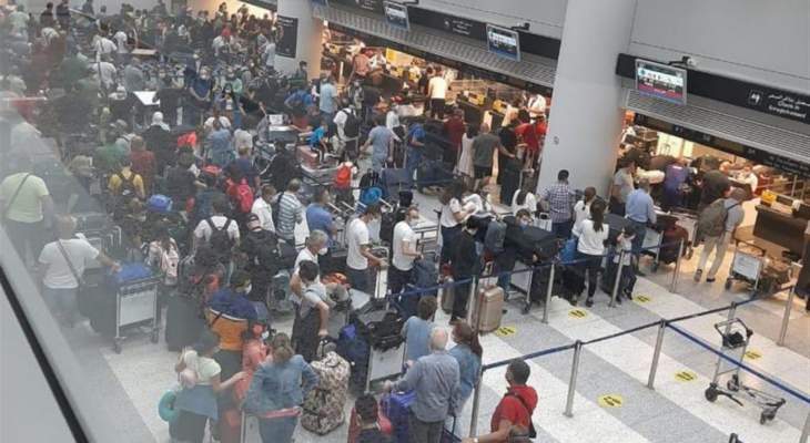 مديرية الطيران المدني: الصور المتداولة لاعداد كبيرة من المسافرين سببها عطل على جرار حقائب 