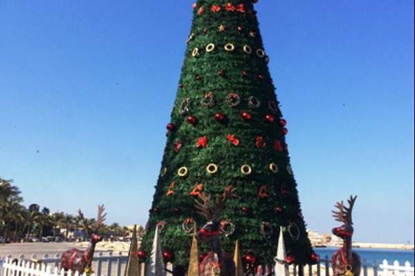 بلدية صور أضاءت شجرة الميلاد في ساحة القسم