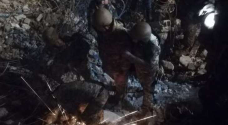 الجيش: عناصر فوج الهندسة باشرت أعمال البحث والإنقاذ في جبلة المنكوبة في سوريا