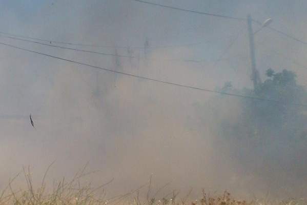 في الدفاع المدني يعمل على إخماد حريق حرج في بلدة حبالين - جبيل 