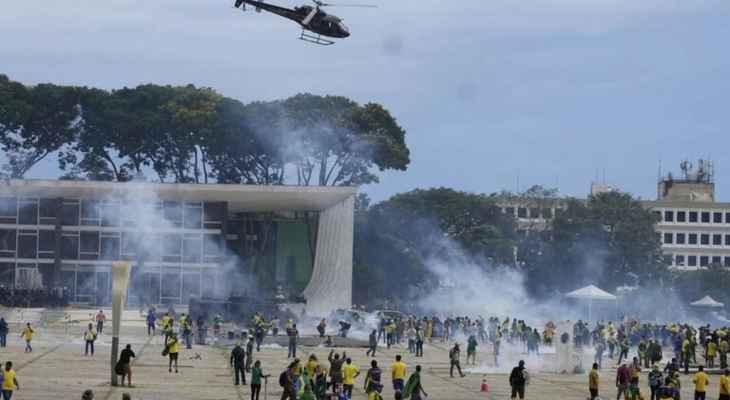 قوات الأمن البرازيلية اعتقلت أكثر من 400 شخص على خلفية أعمال الشغب