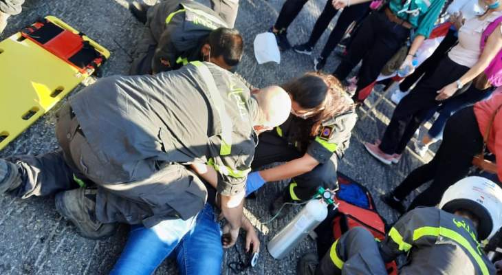 إسعاف مواطنين أصيبوا بضيق تنفس أثناء مشاركتهم بمسيرة باتجاه ضريح القديس شربل في عنايا