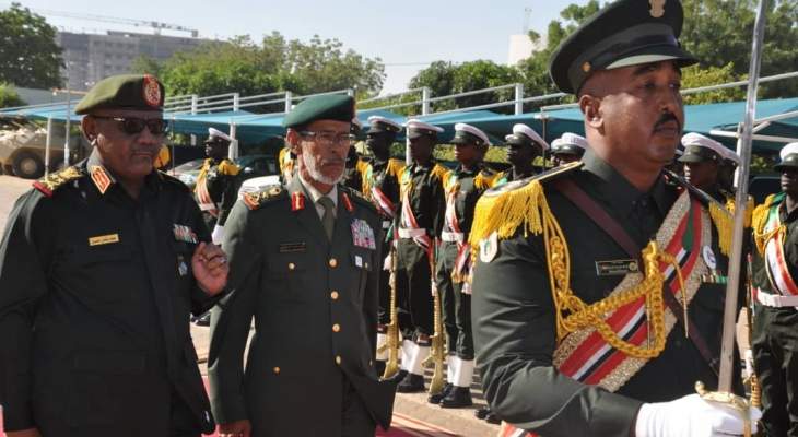 رئيس اركان الجيش الإماراتي يشيد بمشاركة القوات السودانية بحرب اليمن 