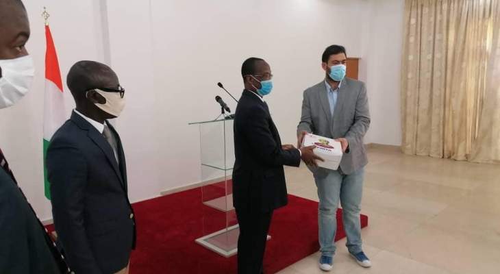 محمود قعفراني قدم المساعدات الى وزارة الخارجية في ساحل العاج