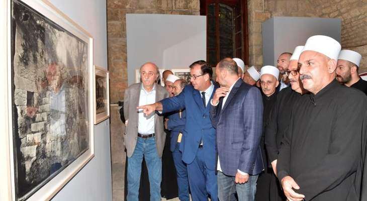 وليد جنبلاط افتتح معرض لوحات وصور عن الموحدين في قصر بيت الدين لجاك دبغيان 