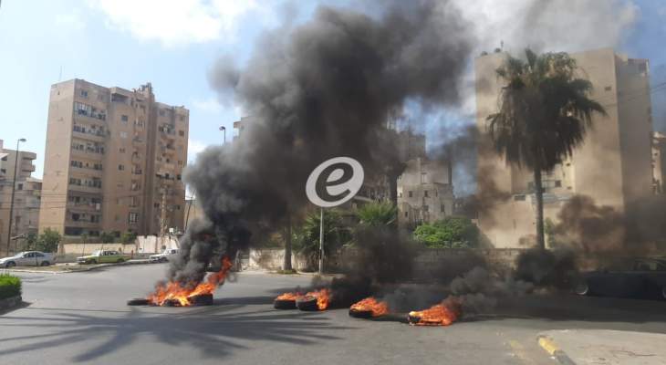 النشرة: محتجون قطعوا الطريق عند ساحة الشهداء في صيدا بالإطارات المشتعلة