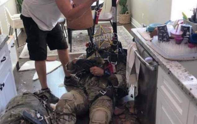 مظلي عسكري بريطاني يسقط داخل منزل بعد تعطل مظلته