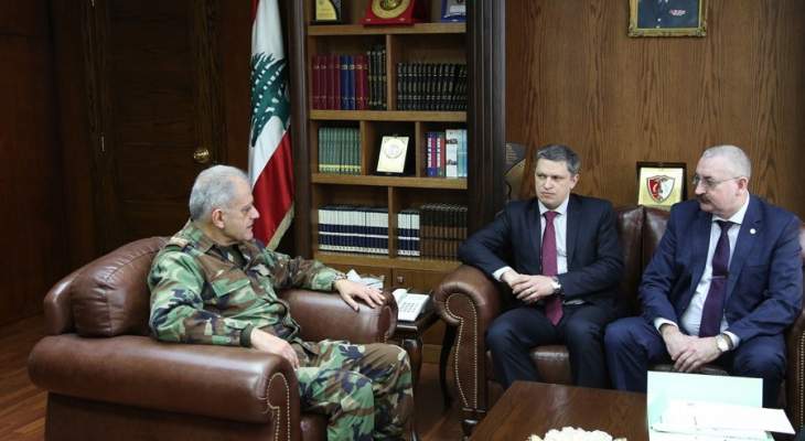 قائد الجيش بالنيابة عرض مع سفير بيلاروسيا تعزيز التعاون
