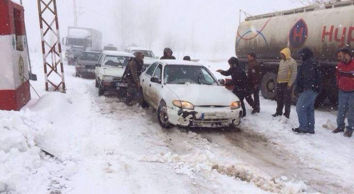 النشرة: الدفاع المدني أنقذ مواطنين احتجزوا على طريق ترشيش كفرسلوات بسبب الثلوج