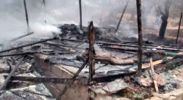 الدفاع المدني: اخماد حريق داخل مخيم للنازحين السوريين في المنية