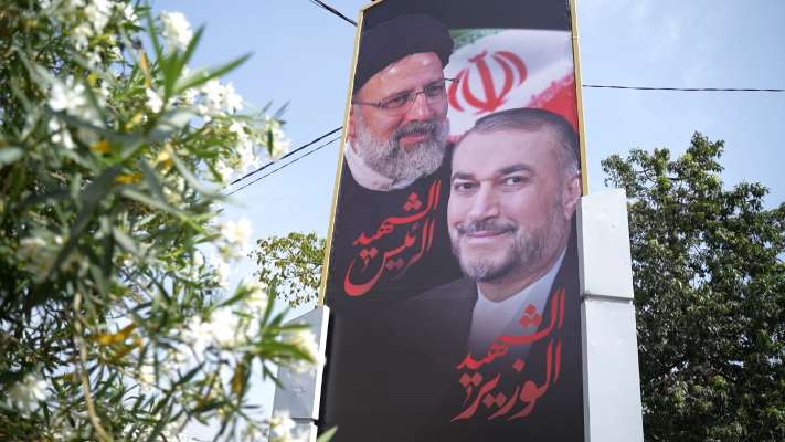 "حزب الله" رفع لافتات وجداريات لرئيسي وعبداللهيان في مختلف المناطق