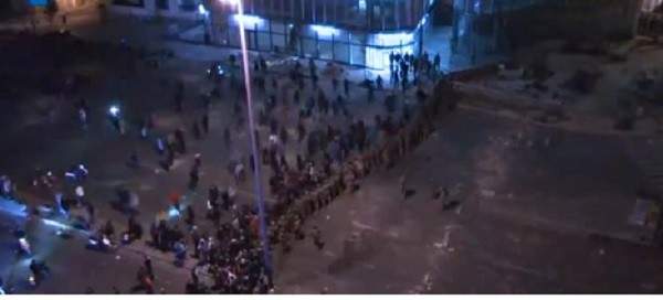 هدوء حذر عند جسر الرينغ وسط تزايد اعداد المتظاهرين من الجانبين
