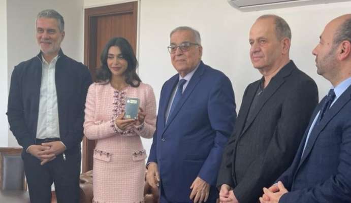 بوحبيب منح ملكة جمال لبنان جواز السفر الخاص الصادر عن وزارة الخارجية
