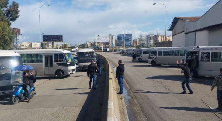 سائقو الباصات العمومية اعتصموا عند مدخل طرابلس الجنوبي احتجاجا على منافسة الباصات الخصوصية لهم