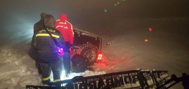 قوى الامن: إنقاذ 3 اشخاص علقوا في الثلوج على طريق صنين 