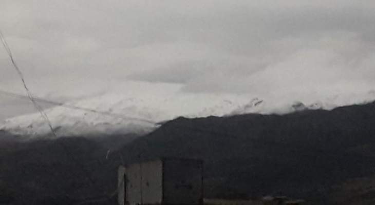 النشرة: تساقط الثلوج على مرتفعات جبل الشيخ للمرة الاولى هذا العام
