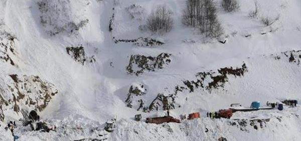 مقتل 5 أشخاص في انهيار جليدي بكشمير