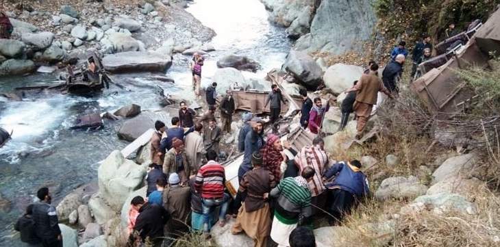 13 قتيلا نتيجة سقوط حافلة في أحد الأنهر بإقليم كشمير الهندي