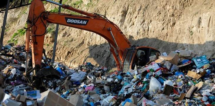 البيئة الماليزية: سنعيد للعالم نفاياته البلاستيكية