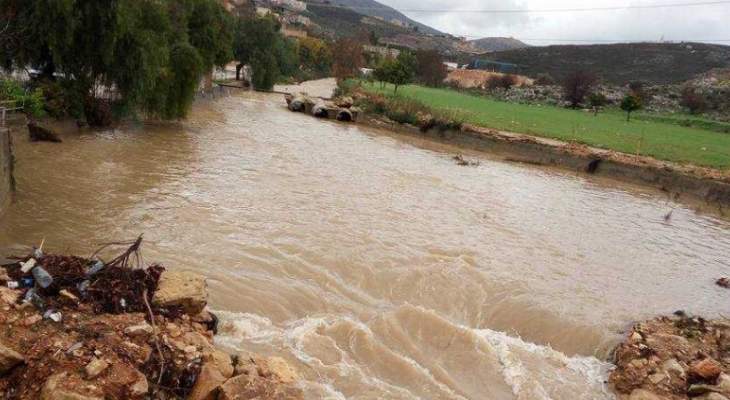النشرة: فيضان نهر الزهراني نتيجة تدفق الأمطار في مجراه