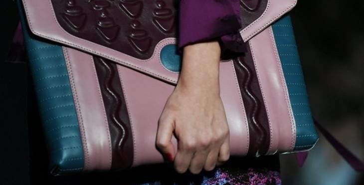 بريطانية تعتزم صنع حقيبة من جلد ساقها المبتورة