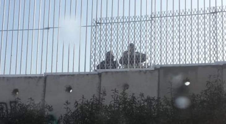 النشرة: ورشة إسرائيلية استأنفت تركيب أعمدة حديدية وأسلاك شائكة على الجدار العازل