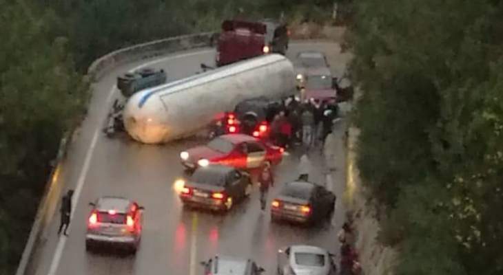 قطع طريق ملتقى النهرين- الشوف بالاتجاهين بسبب انقلاب شاحنة على مركبة