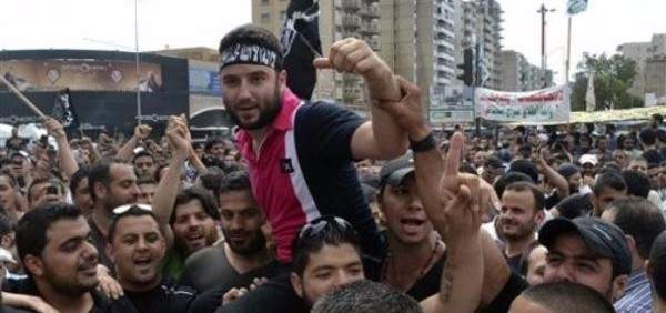 الأخبار:"الشباب المسلم" أخرج المولوي وآخرين من عين الحلوة لسحب فتيل التفجير