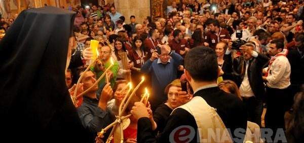 وصول شعلة النور المقدس إلى كاتدرائية القديس جاورجيوس في وسط بيروت