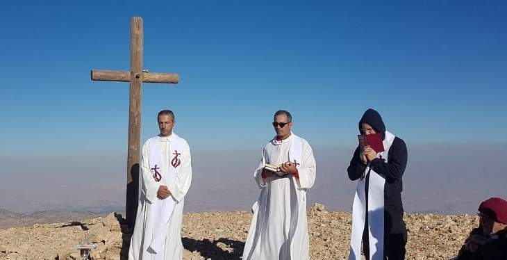 قداس في عيد انتقال العذراء على قمة الصليب المقابلة للقرنة السوداء 