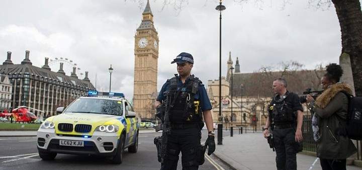 الشرطة البريطانية: نتعامل مع جسم مشبوه أمام البرلمان