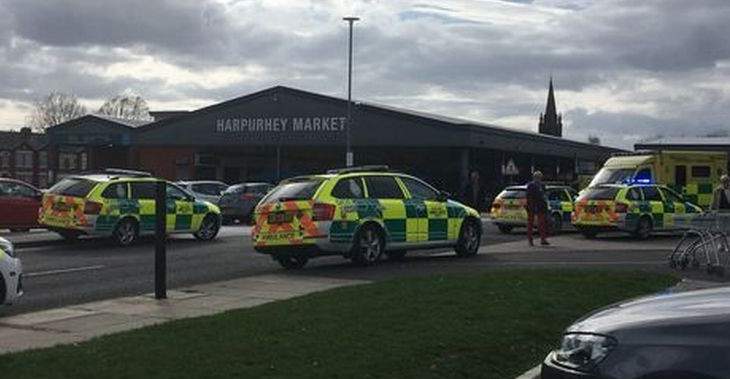 وسائل إعلام بريطانية: إصابة 6 أشخاص بحادث دهس أمام مركز تجاري بمانشستر