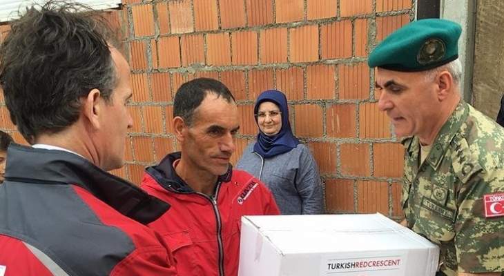 الهلال الأحمر التركي يوزع مساعدات إغاثية للمدنيين بعفرين