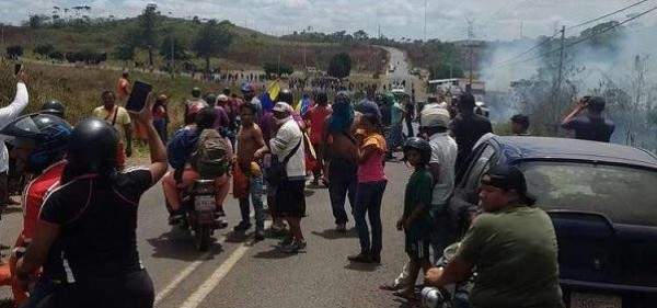 متظاهرون يسيطرون على مطار بعد مواجهات مع الحرس الوطني الفنزويلي