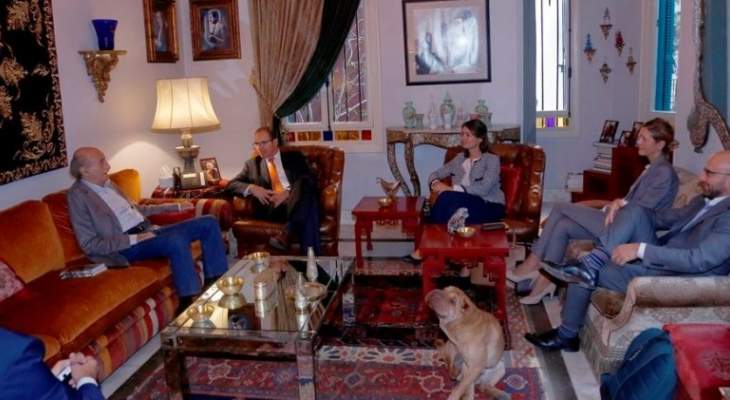جنبلاط عرض الاوضاع في لبنان والمنطقة مع وفد من الاتحاد الاوروبي وسفير مصر 