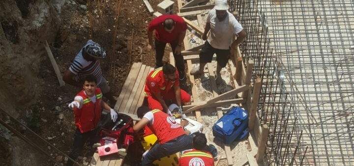  اصابة عامل سوري اثر سقوطه من احدى ورش البناء في عنايا 