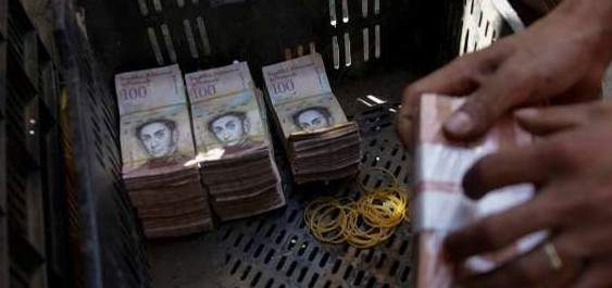 وزير فنزويلي يتّهم المعارضة بسرقة أكثر من 30 مليار دولار