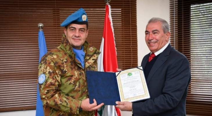 رئيس بلدية بيت ليف منح المواطنة الفخرية للجنرال آبانيارا