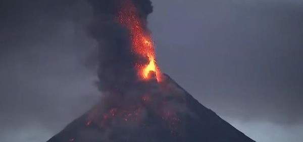 الطوارئ الروسية: بركان إيبيكو يقذف رمادا لارتفاع 4.5 كيلومتر