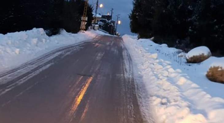 طريق كفردبيان- حدث بعلبك مقطوعة بسبب الثلوج وطرق كفردبيان سالكة فقط للسيارات المجهزة