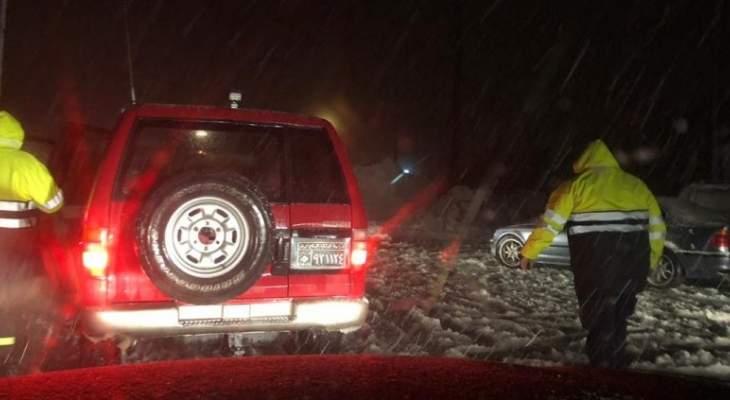 الدفاع المدني:تسهيل حركة المرور على طريق عام جبل اكروم التي غمرتها الثلوج