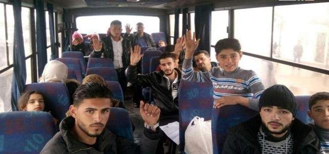 سانا: وصول دفعة من النازحين السوريين العائدين من الأردن إلى معبر نصيب بطريقهم لبلداتهم