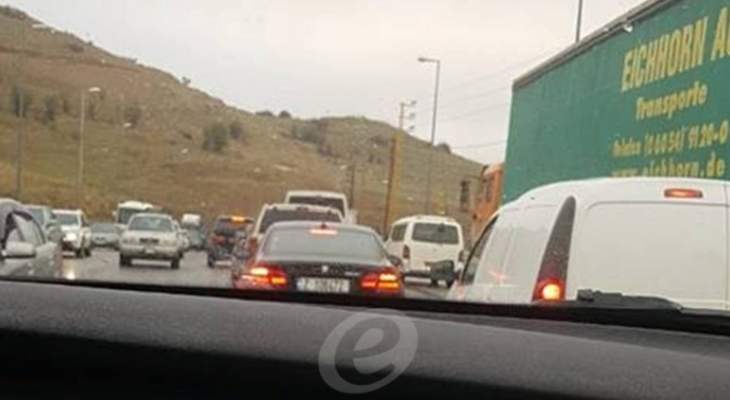 النشرة: مئات السيارات محتجزة على طول طريق ضهر البيدر بسبب الأمطار