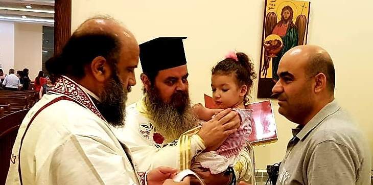 المتروبوليت منصور يترأس قداساً بكاتدرائية الروم الأرثوذكس برحبة بحضور عائلة الطفلة ايللا طنوس