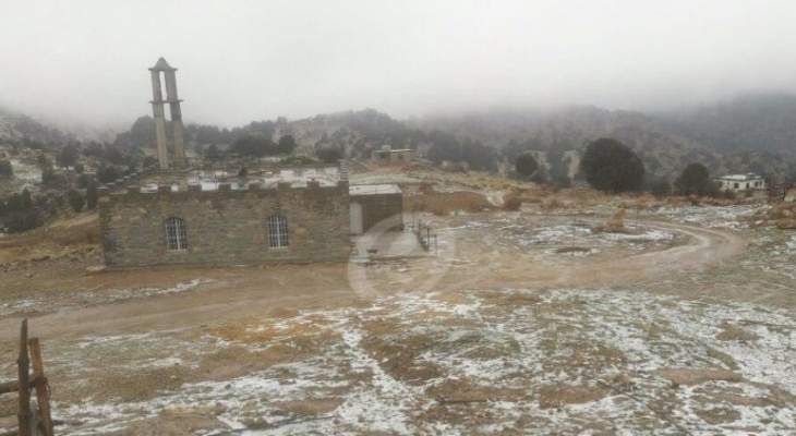 النشرة: تساقط للثلوج في بلدات عكارية مترافقة مع خبات برد كبيرة 
