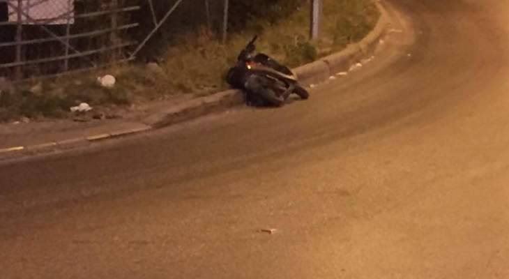 النشرة: سقوط جريح نتيجة انزلاق دراجة نارية على اوتوستراد المصيلح
