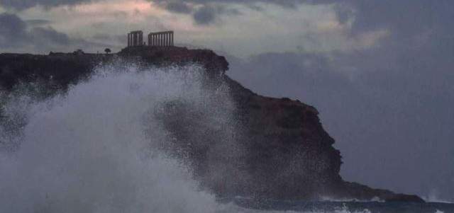 سيول في مناطق باليونان بسبب الرياح والأمطار الغزيرة